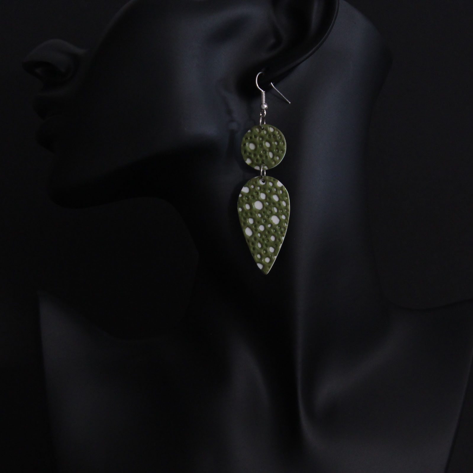 Boucles d'oreilles météore en relief style lunaire – Image 3