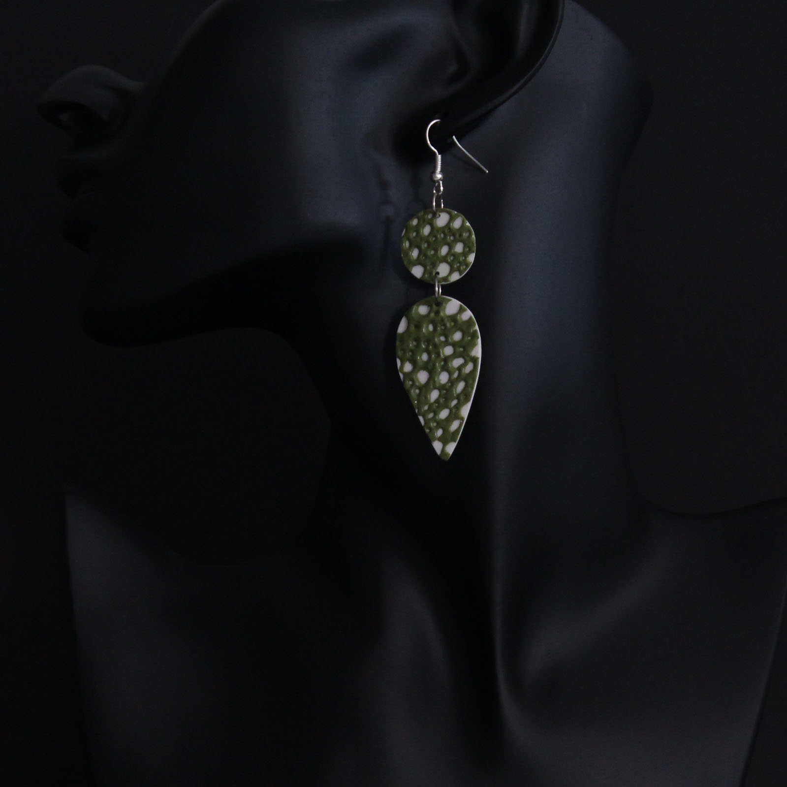 Boucles d'oreilles météore en relief style lunaire – Image 4
